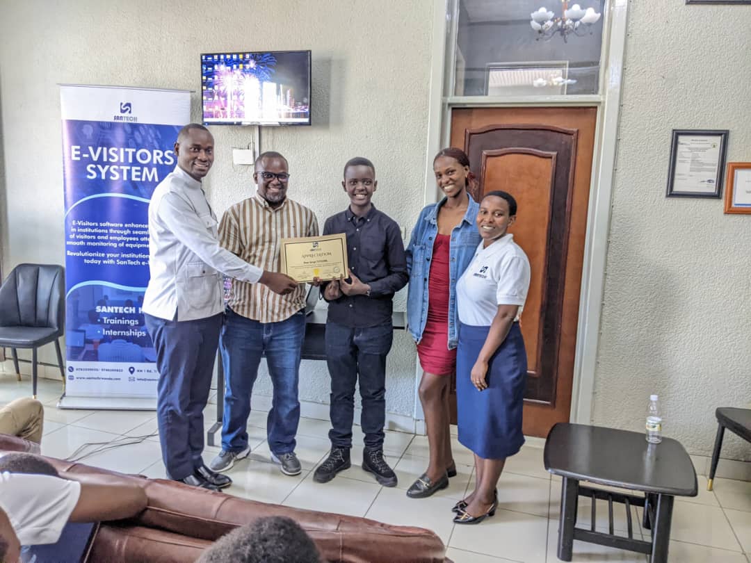 Kwigirira ikizere ni ingenzi kandi murimo barwiyemeza mirimo beza. KAGAME Hugues mu muhango wo guha impamyabushobozi abarangije amasomo muri SAN HUB.